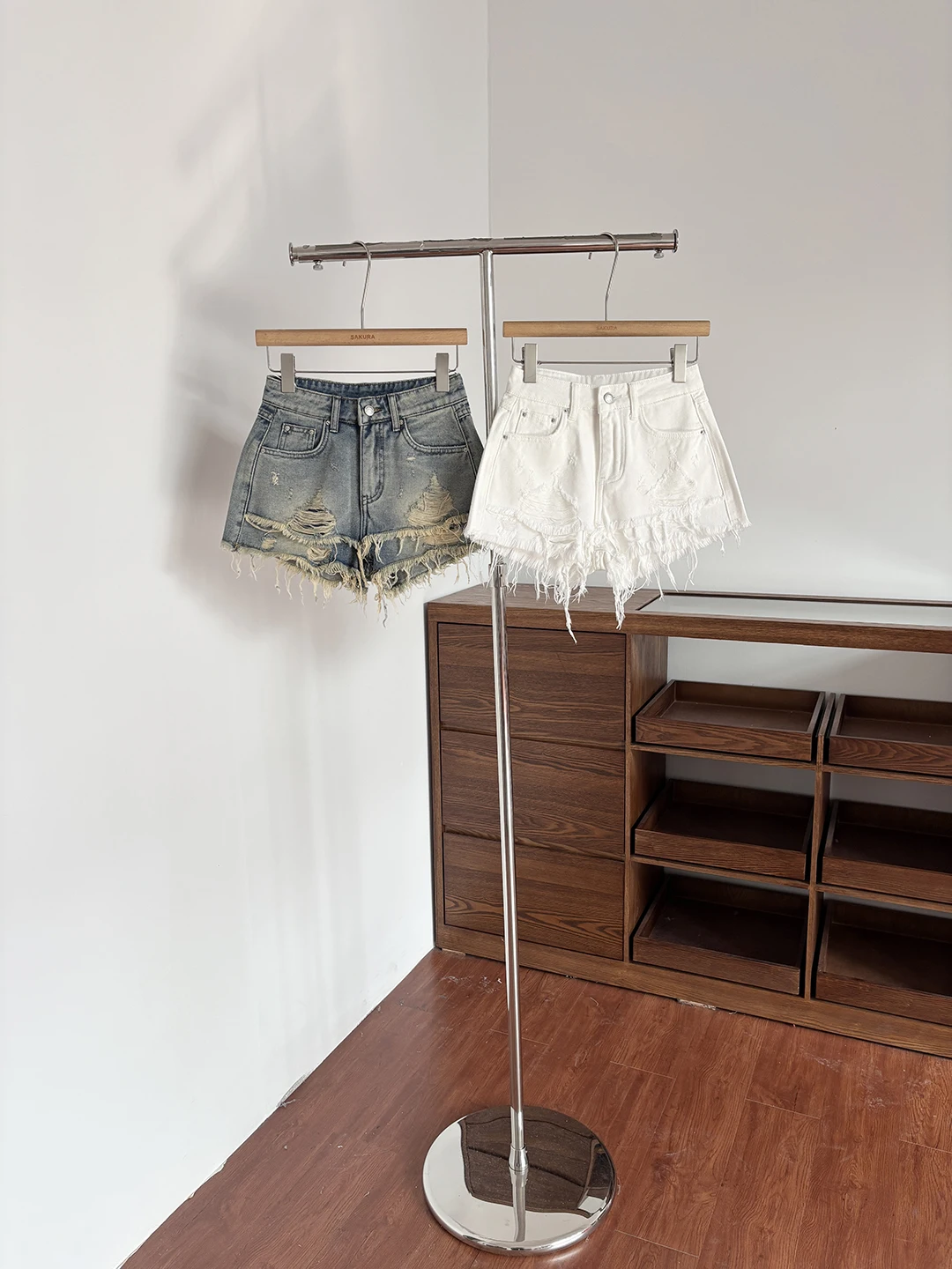 High Waist Loose Fit Denim Shorts Women's Summer 2026 Vintage American Design Spicy Girl Frayed Hem Wide Leg Pants
High Waist Loose Fit Denim Shorts Women's Summer 2026 Vintage American Design Spicy Girl Frayed Hem Wide Leg Pants