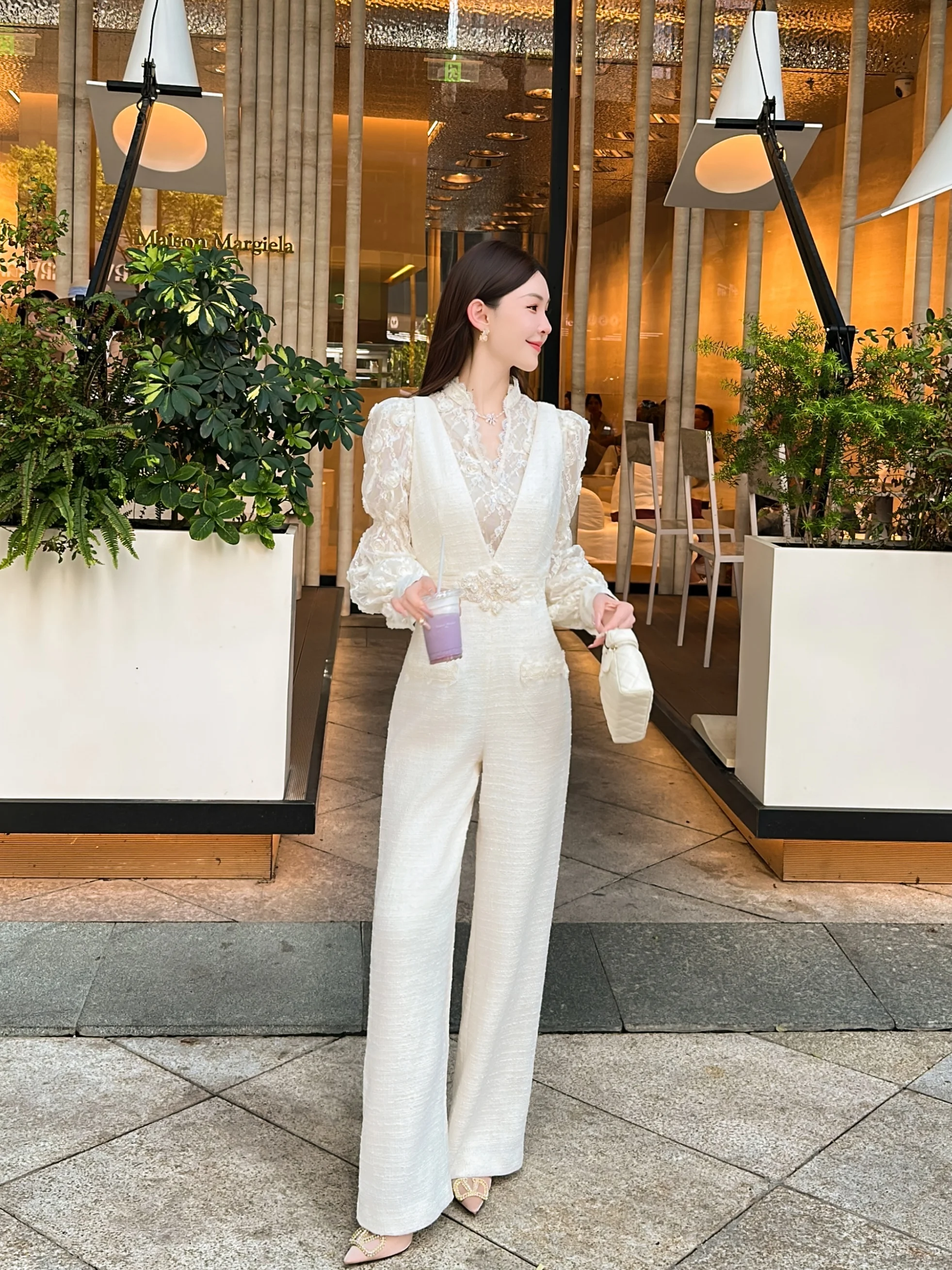 Роскошные комбинезоны с V-образным вырезом, ручной отделкой, завышенной талией, прямым кроем и элементами декора в стиле французского шика. Оригинальный дизайн от Юй Сяосяо.
Роскошные комбинезоны с V-образным вырезом, ручной отделкой, завышенной талией, прямым кроем и элементами декора в стиле французского шика. Оригинальный дизайн от Юй Сяосяо.