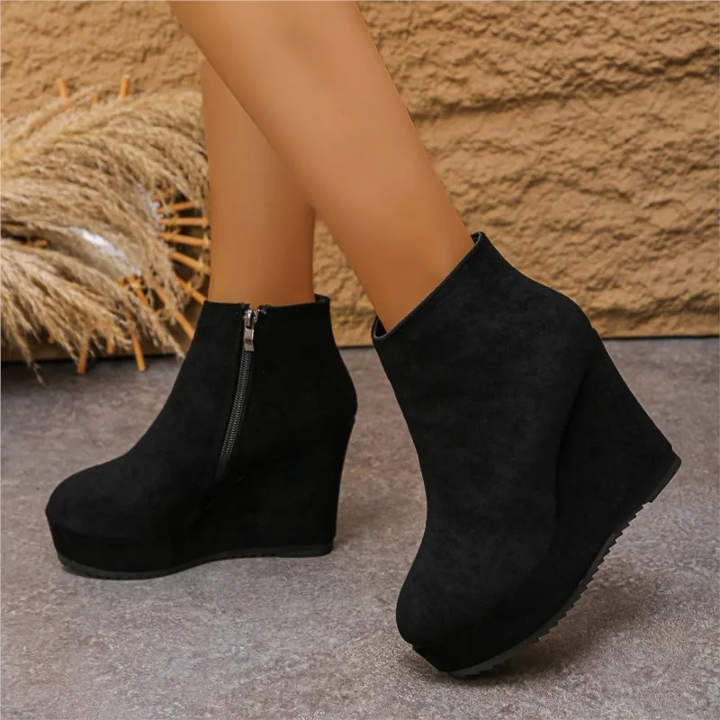 Женские короткие ботинки на наклонном каблуке из искусственного меха, зима 2023, новый стиль, ботильоны на шпильке с боковой молнией и толстой подошвой
Женские короткие ботинки на наклонном каблуке из искусственного меха, зима 2023, новый стиль, ботильоны на шпильке с боковой молнией и толстой подошвой