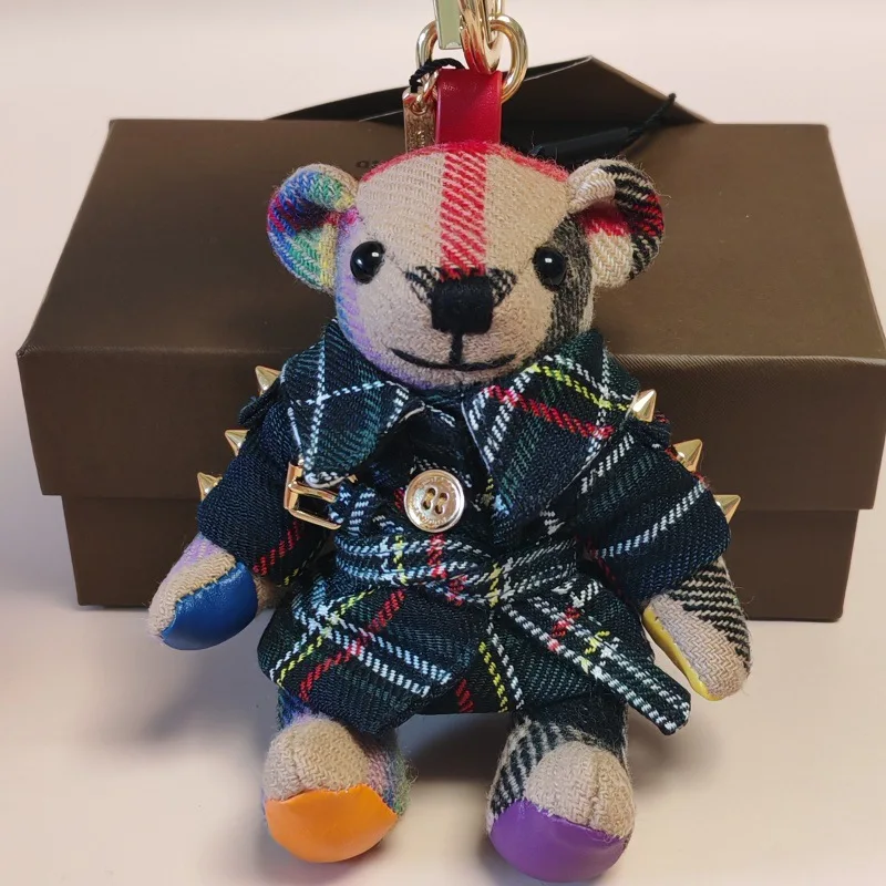 2026 Exquisite Cashmere Plaid Teddy Bear Keychain Bag Charm Car Pendant With Genuine Leather Rivet Detail Couple Gift Doll
2026 Exquisite Cashmere Plaid Teddy Bear Keychain Bag Charm Car Pendant With Genuine Leather Rivet Detail Couple Gift Doll