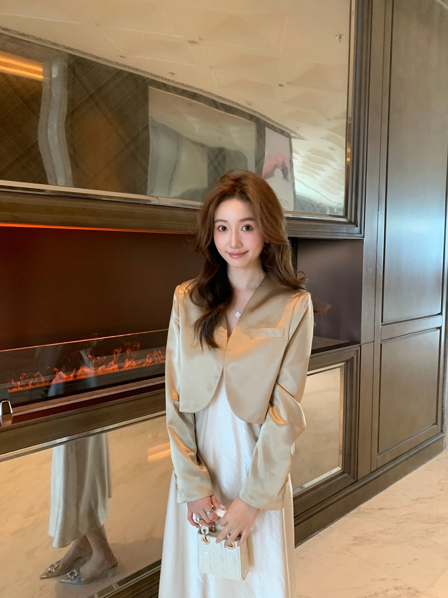 Spring Summer Short Satin Suit Jacket Women's Elegant Style Light Maturity Sensation High Quality Sand Color Slim Fit Top
Spring Summer Short Satin Suit Jacket Women's Elegant Style Light Maturity Sensation High Quality Sand Color Slim Fit Top