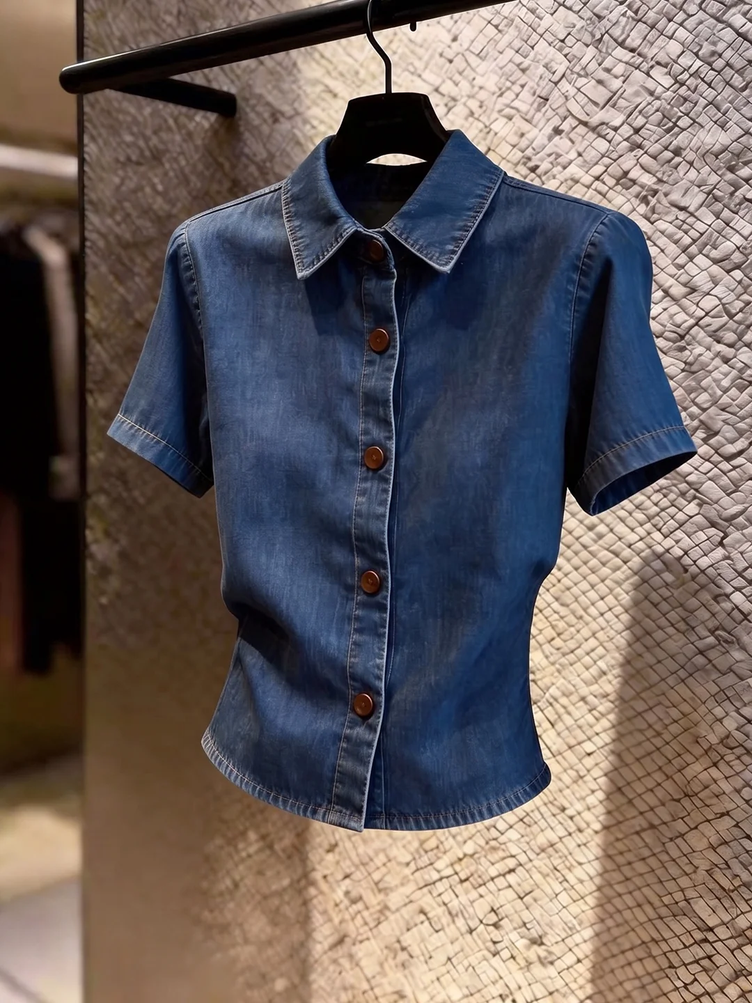 French Style Loose Fit Women's Denim Shirt Short Sleeve Turn-down Collar Summer New Fashion Lightweight Age-defying Slimming ...
French Style Loose Fit Women's Denim Shirt Short Sleeve Turn-down Collar Summer New Fashion Lightweight Age-defying Slimming ...