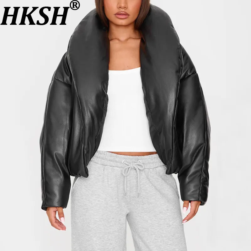 HKSH 2025, осень-зима, новое женское стеганое пальто, однотонное теплое толстое уличное пальто из искусственной кожи в стиле панк, темно-шик, ватная куртка HK13508 
HKSH 2025, осень-зима, новое женское стеганое пальто, однотонное теплое толстое уличное пальто из искусственной кожи в стиле панк, темно-шик, ватная куртка HK13508