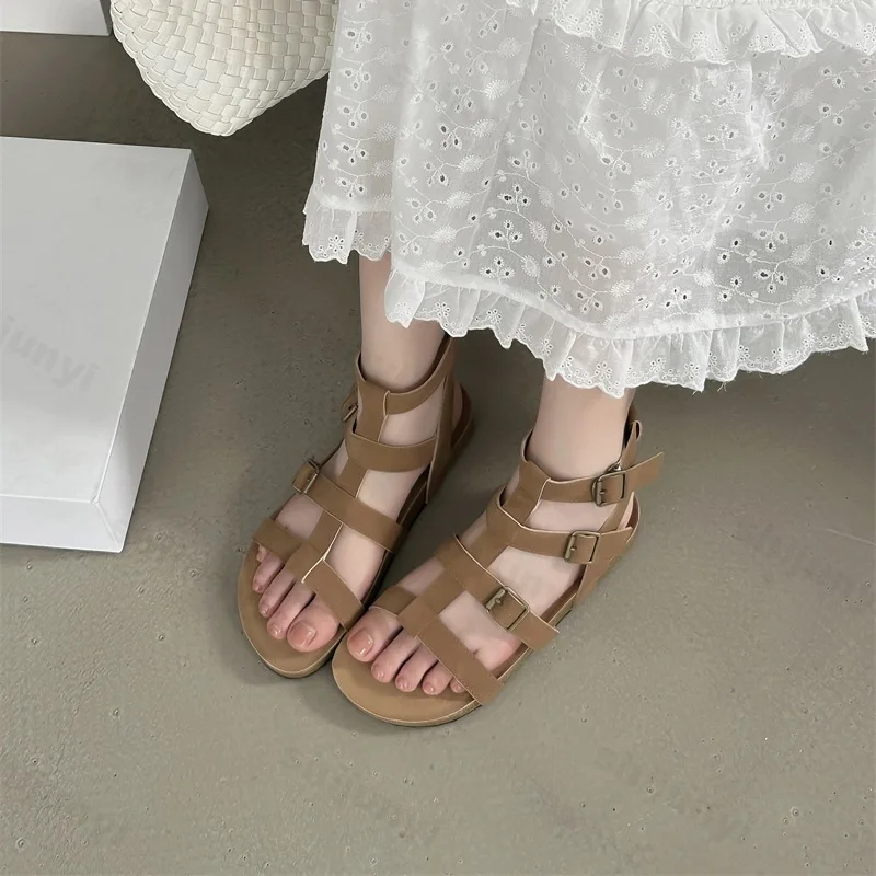 2025 Summer New Flat One Button Strap Roman Style Shoes Women Versatile Thick Bottom Retro Open Toed Fashion Fine Strap Sandals
2025 Summer New Flat One Button Strap Roman Style Shoes Women Versatile Thick Bottom Retro Open Toed Fashion Fine Strap Sandals