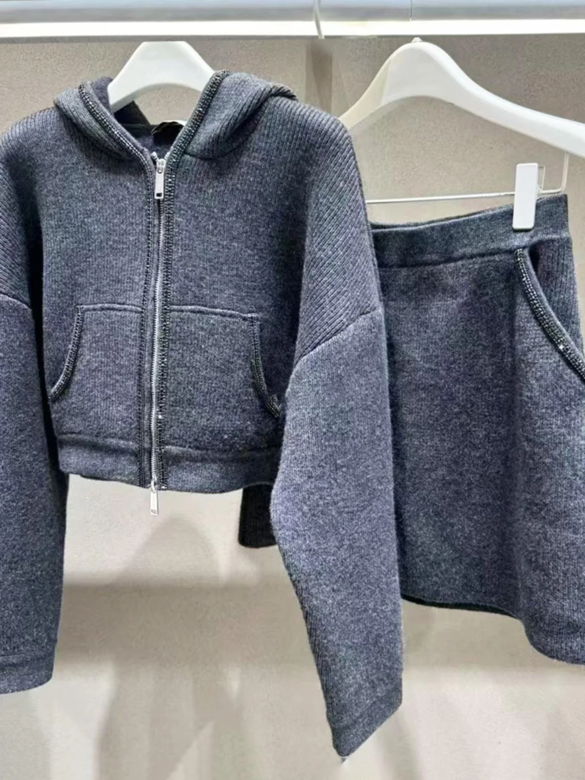 High-End Women's Winter Fashion Set with Hooded Knitted Cardigan And Skirt Versatile Polyester Fiber Long Sleeve Zipper
High-End Women's Winter Fashion Set with Hooded Knitted Cardigan And Skirt Versatile Polyester Fiber Long Sleeve Zipper