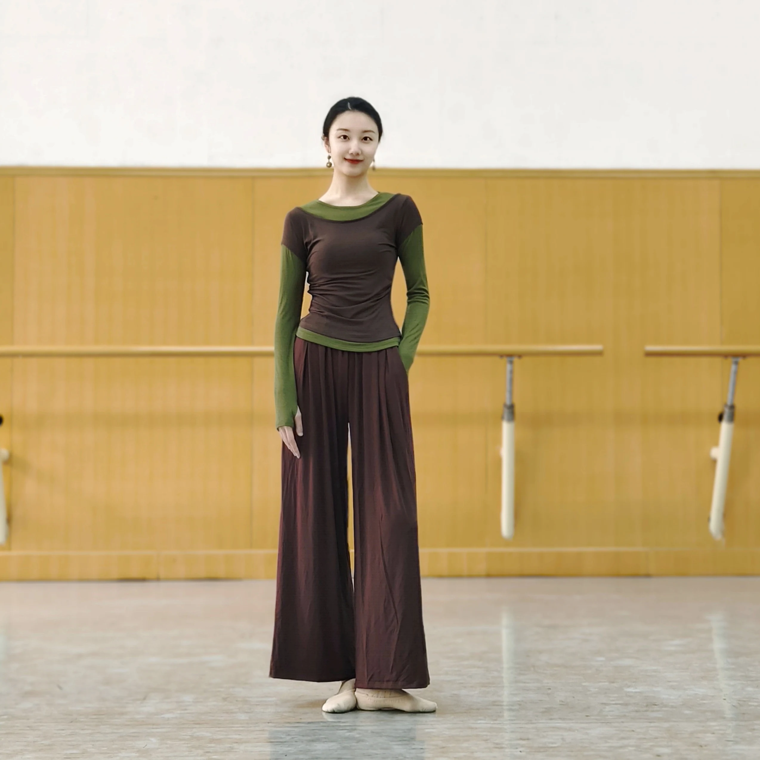 Modern dance fake two-piece long-sleeved top women's dance suit Chinese classical dance body training costume yoga ballet
Modern dance fake two-piece long-sleeved top women's dance suit Chinese classical dance body training costume yoga ballet
