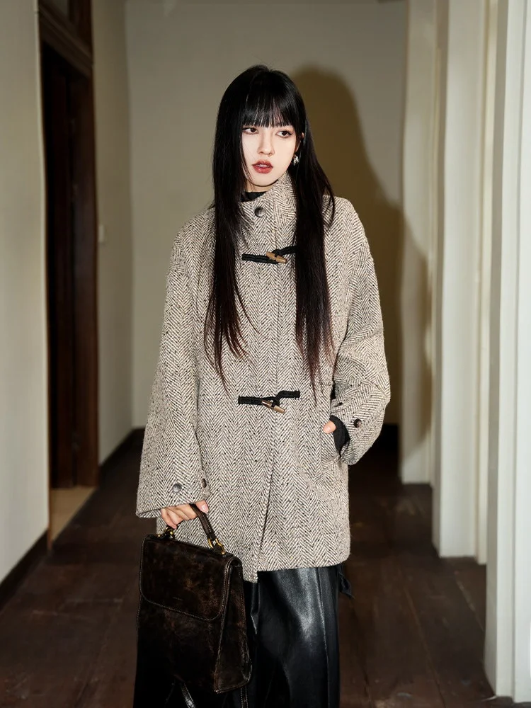 Retro Style Women's Woolen Coat Cotton Single Breasted Buttoned Outerwear mid Length Stand Collar Autumn Winter Coat
Retro Style Women's Woolen Coat Cotton Single Breasted Buttoned Outerwear mid Length Stand Collar Autumn Winter Coat