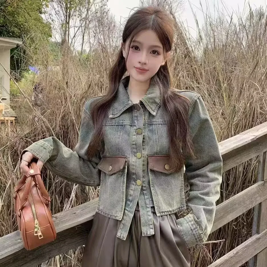2025 Women Denim Jacket New Spring Autumn Streetwear Retro Style Denim Jacket High Street Vintage Short Jacket Fashion Coat
2025 Women Denim Jacket New Spring Autumn Streetwear Retro Style Denim Jacket High Street Vintage Short Jacket Fashion Coat