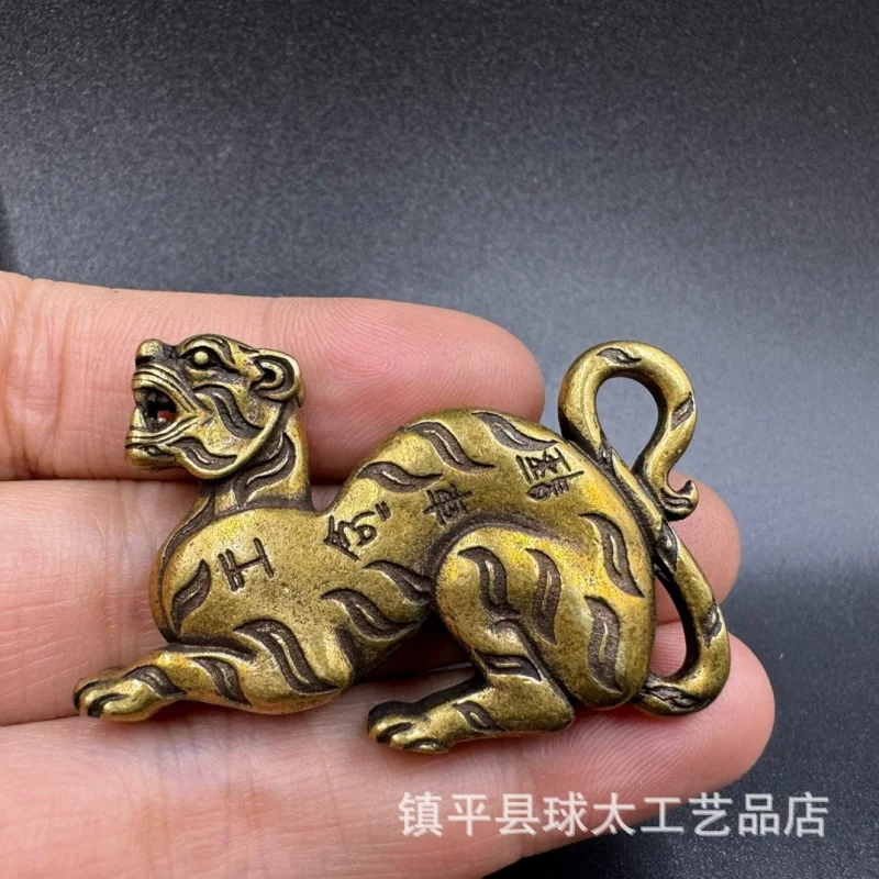 Antique Small Copperware Antique Tiger Amulet Keychain Pendant Solid Pure Brass Tiger Amulet Pen Holder Street Stall Small Coppe
Antique Small Copperware Antique Tiger Amulet Keychain Pendant Solid Pure Brass Tiger Amulet Pen Holder Street Stall Small Coppe
