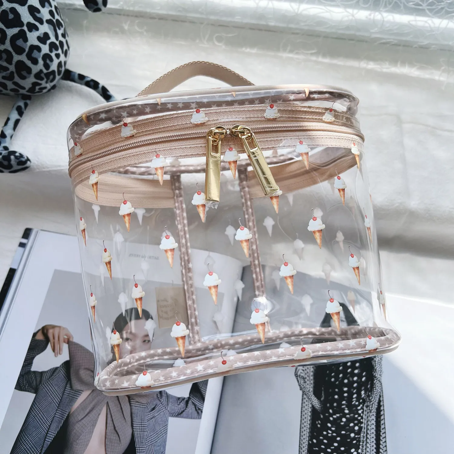 Fresh Summer Cute Printed Bear Flamingo Ice Cream Transparent Toilet Bag Jelly Feel Portable Cosmetic Bag Female
Fresh Summer Cute Printed Bear Flamingo Ice Cream Transparent Toilet Bag Jelly Feel Portable Cosmetic Bag Female