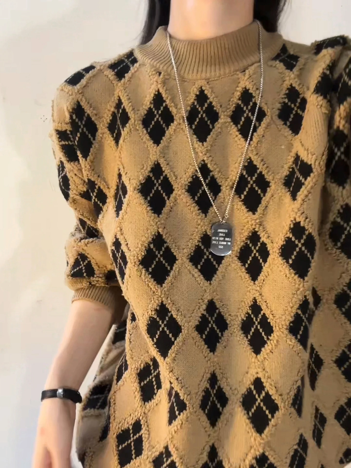 Мужской вязаный свитер с ромбовидным узором, мягкий, утепленный, для пар, осенне-зимний, с длинными рукавами
Мужской вязаный свитер с ромбовидным узором, мягкий, утепленный, для пар, осенне-зимний, с длинными рукавами