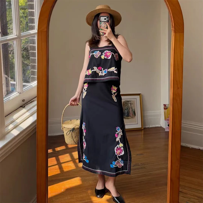 Black Ethnic Embroidery Women's Summer Fashion Set with Strap Top Split Skirt Short Style Patchwork Plant Floral Pattern
Black Ethnic Embroidery Women's Summer Fashion Set with Strap Top Split Skirt Short Style Patchwork Plant Floral Pattern