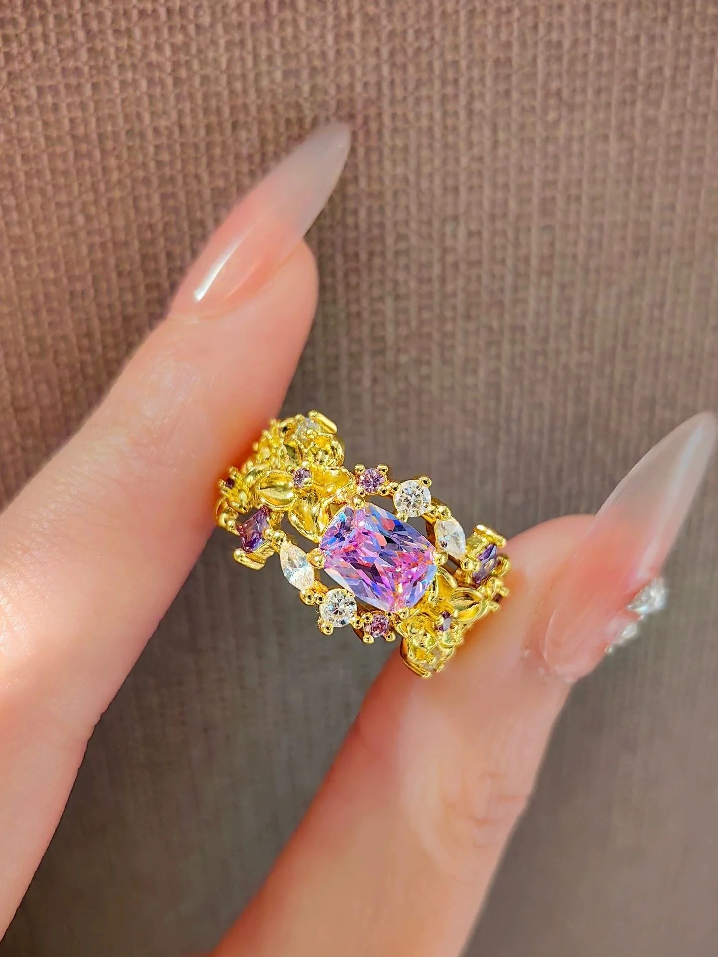 Позолоченное кольцо с ультра-интенсивным фиолетовым бриллиантом, винтажное, с матовым дизайном, роскошное ювелирное украшение для женщин
Позолоченное кольцо с ультра-интенсивным фиолетовым бриллиантом, винтажное, с матовым дизайном, роскошное ювелирное украшение для женщин