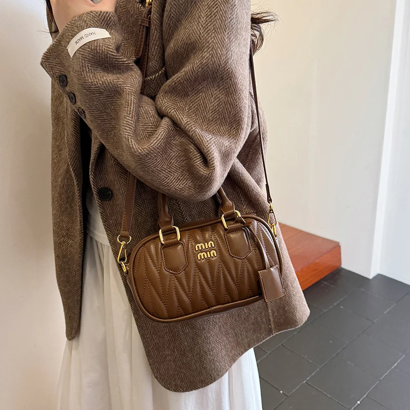 Элегантная кожаная сумка-тоут для женщин, дизайнерская сумка через плечо для современного городского стиля, идеальная для повседневной носки.
Элегантная кожаная сумка-тоут для женщин, дизайнерская сумка через плечо для современного городского стиля, идеальная для повседневной носки.