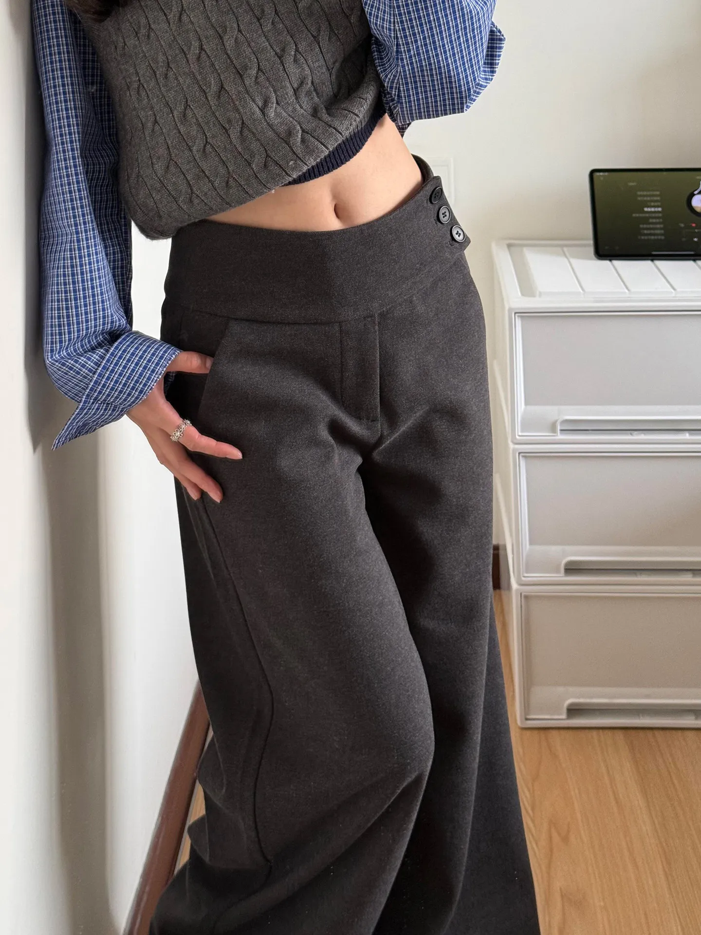 Deep Grey Woolen Buttoned Wide Leg Suit Pants Women's High Waist Slimming Lazy Style Drapey Casual Straight Leg Trousers
Deep Grey Woolen Buttoned Wide Leg Suit Pants Women's High Waist Slimming Lazy Style Drapey Casual Straight Leg Trousers