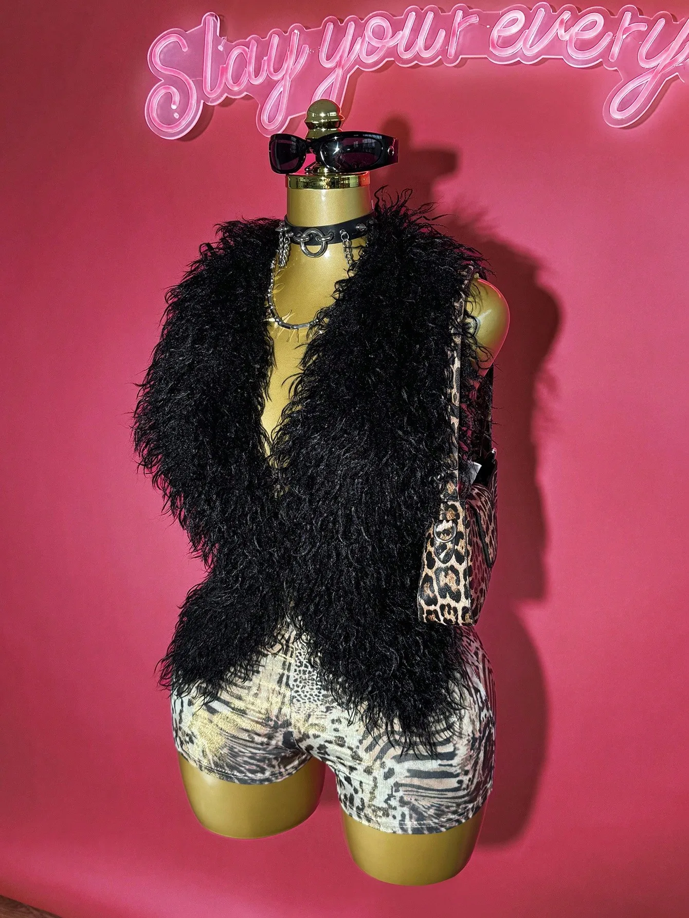 Черный жилет из искусственного меха с леопардовым принтом и шортами - топ без рукавов с открытой спиной, ультракороткие облегающие шорты.
Черный жилет из искусственного меха с леопардовым принтом и шортами - топ без рукавов с открытой спиной, ультракороткие облегающие шорты.