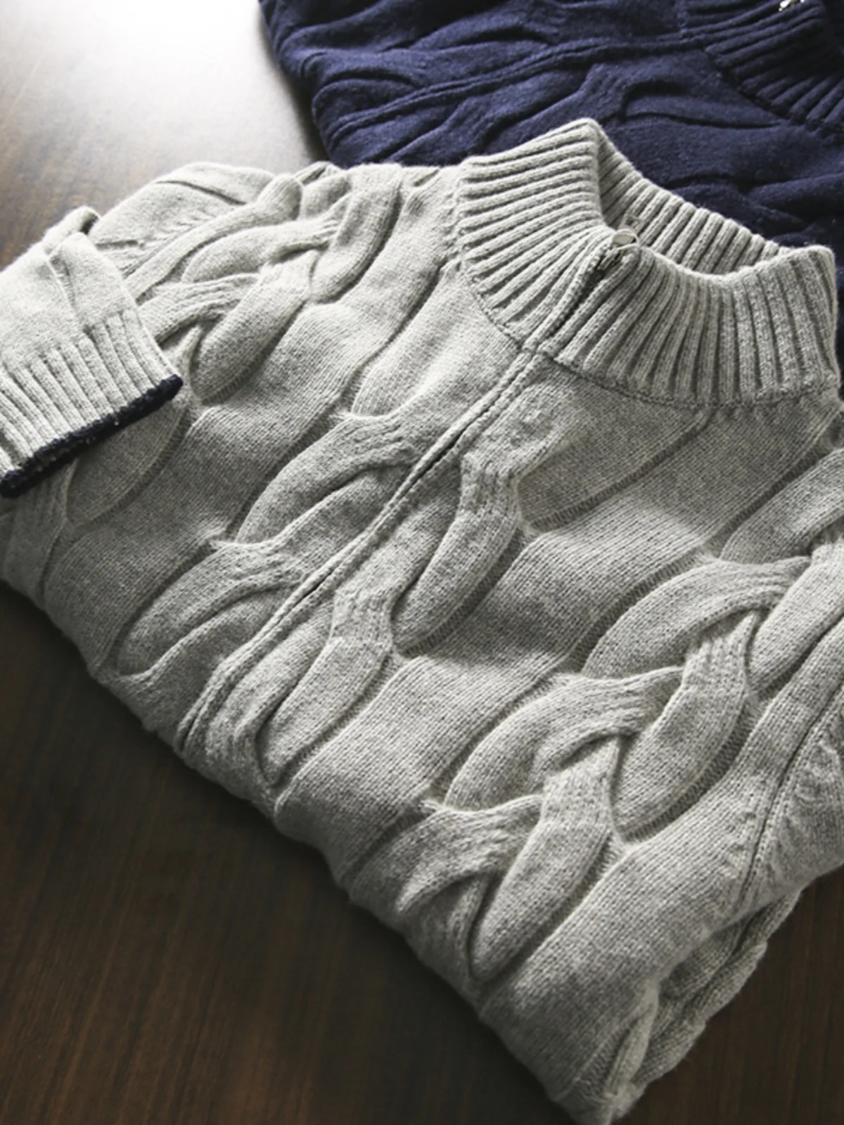 Мужской шерстяной вязаный кардиган свободного кроя, модный городской стильный свитер с длинным рукавом и воротником-стойкой для пар, осенняя одежда
Мужской шерстяной вязаный кардиган свободного кроя, модный городской стильный свитер с длинным рукавом и воротником-стойкой для пар, осенняя одежда