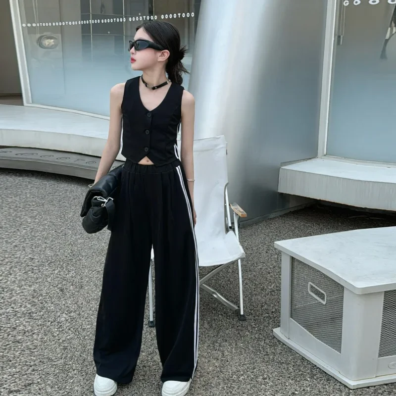 New Girl's Casual Temperament Set 2024 Summer Single Breasted Shorts Vest Top Straight Leg Wide Leg Pants Two-piece Set Trendy
New Girl's Casual Temperament Set 2024 Summer Single Breasted Shorts Vest Top Straight Leg Wide Leg Pants Two-piece Set Trendy