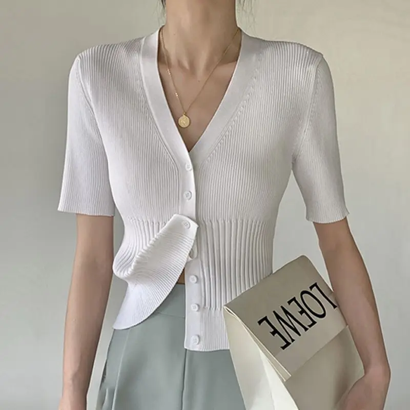 Luxury Knit Sweater Women Slim Knitted Cardigan Short Sleeve Tops Office Lady Coats V-neck Single Breasted Design T-shirt Chic
Luxury Knit Sweater Women Slim Knitted Cardigan Short Sleeve Tops Office Lady Coats V-neck Single Breasted Design T-shirt Chic