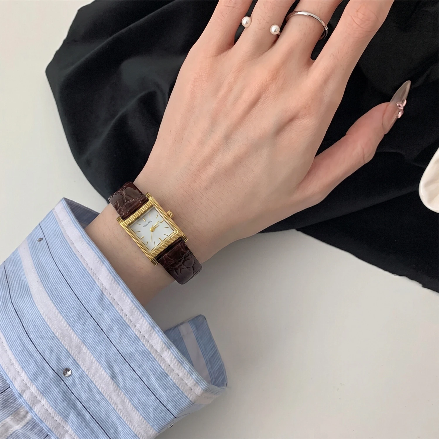 CILOA Women's Gold Rectangular Watch White Dial Brown Crocodile Pattern Leather Strap Vintage Casual Quartz Wristwatch
CILOA Women's Gold Rectangular Watch White Dial Brown Crocodile Pattern Leather Strap Vintage Casual Quartz Wristwatch