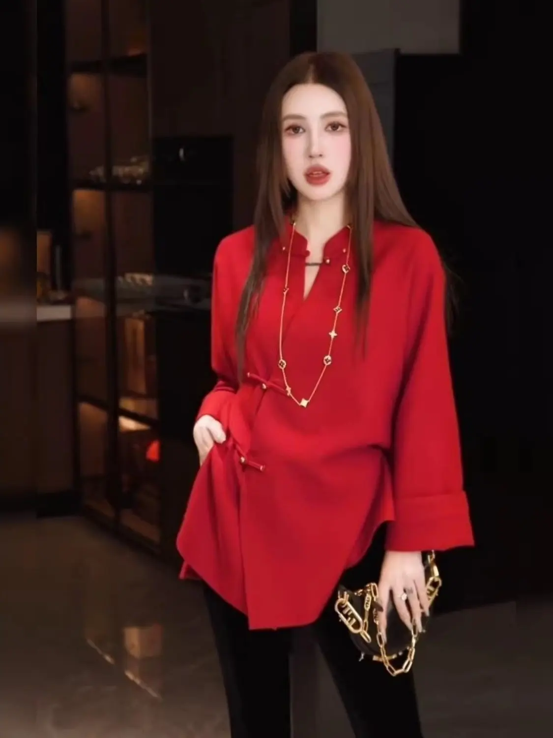 Young Version 2026 Autumn Red Chinese Style Shirt Women's Top with Button Commuter Fashion Retro Long Sleeve Stand Collar
Young Version 2026 Autumn Red Chinese Style Shirt Women's Top with Button Commuter Fashion Retro Long Sleeve Stand Collar