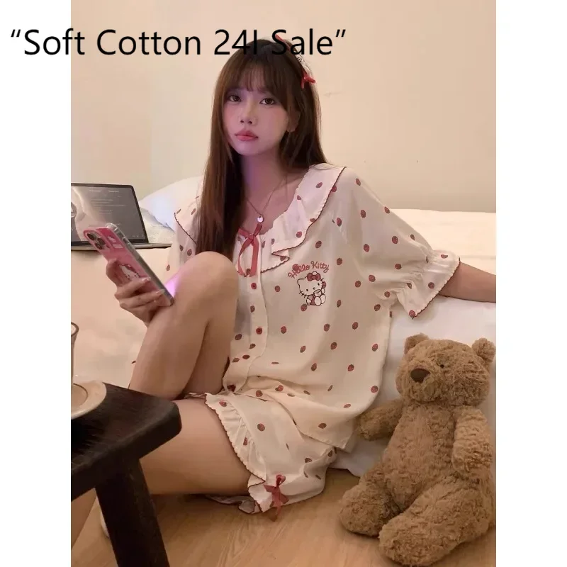 Cute cartoon Hello Kitty pajamas, new cartoon loungewear in summer, polka dot Hello Kitty pajamas two-piece set, Sanrio pajamas.
Cute cartoon Hello Kitty pajamas, new cartoon loungewear in summer, polka dot Hello Kitty pajamas two-piece set, Sanrio pajamas.