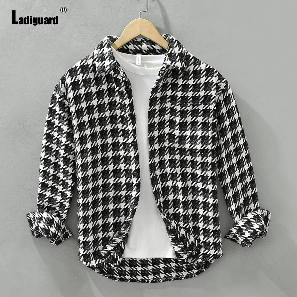 Ladiguard 2024 New Spring Fashion Houndstooth Shirts Men Vintage Street Blouse Mens Casual Pocket Shirt Basic Tops blusas hommes
Ladiguard 2024 New Spring Fashion Houndstooth Shirts Men Vintage Street Blouse Mens Casual Pocket Shirt Basic Tops blusas hommes