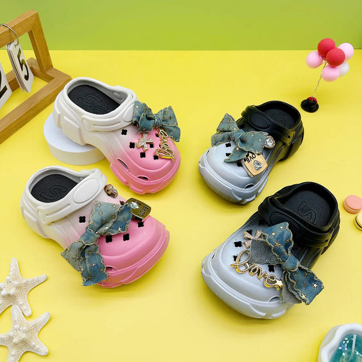 Cute and Versatile Parent-Child Slippers for Boys and Girls, New Cartoon English Blue Bowknot Clogs, Soft-Soled Non-Slip Closed-Toe Sandals 606
Cute and Versatile Parent-Child Slippers for Boys and Girls, New Cartoon English Blue Bowknot Clogs, Soft-Soled Non-Slip Closed-Toe Sandals 606