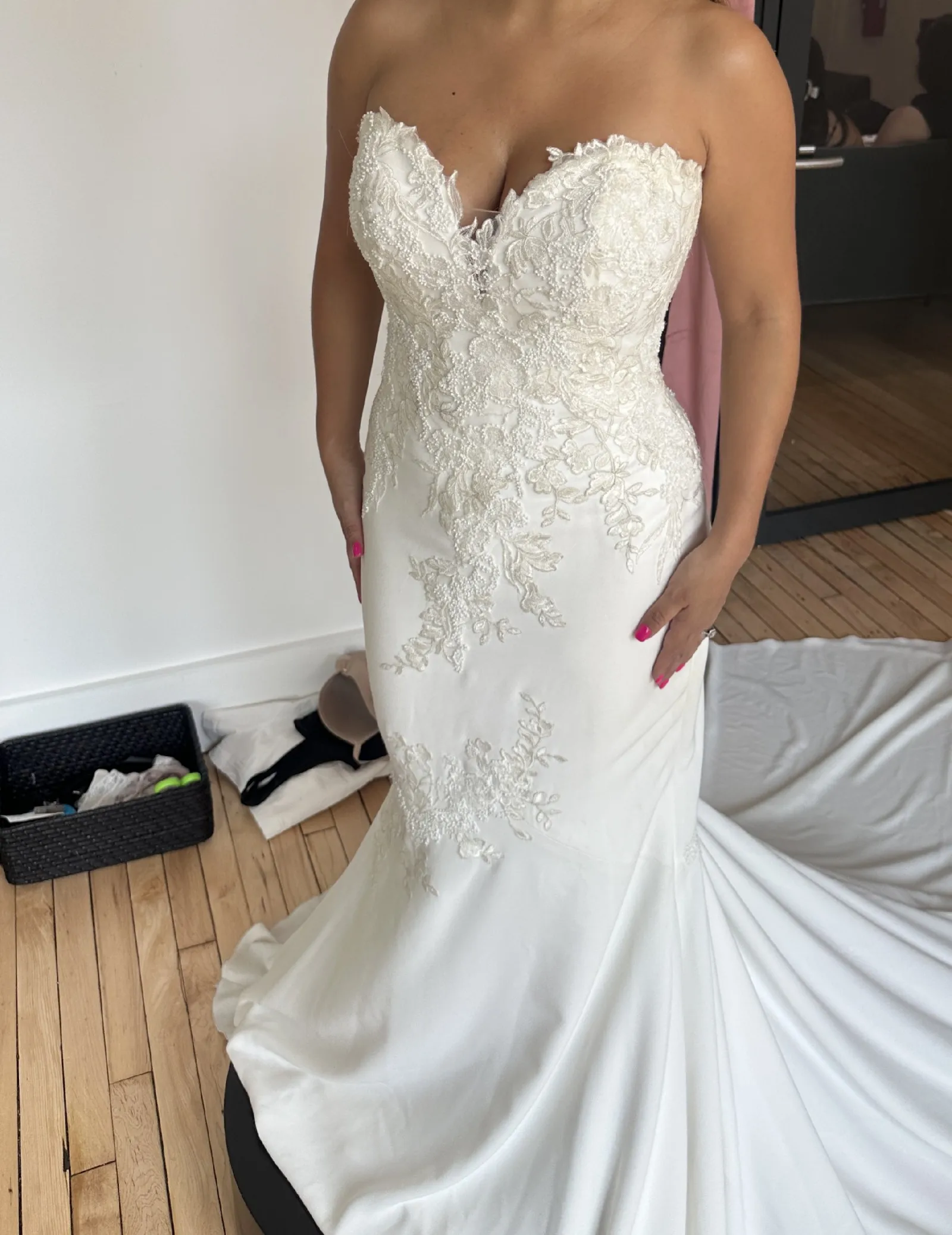2026 New Customizable Strapless Sweetheart Neckline Backless Lace Mermaid Wedding Dress With Bead Decoration And Long Tail
2026 New Customizable Strapless Sweetheart Neckline Backless Lace Mermaid Wedding Dress With Bead Decoration And Long Tail