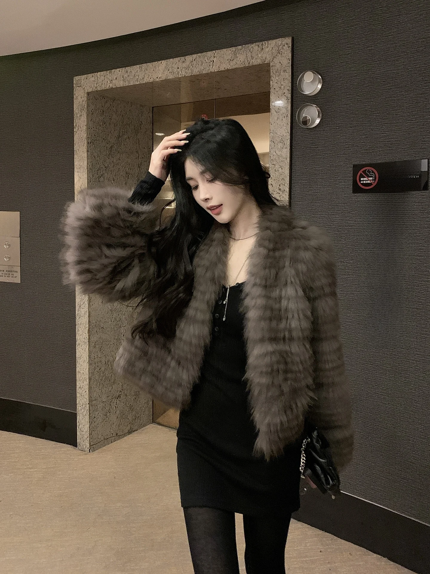 Легкая женская зимняя куртка из искусственной кожи и меха, повседневная, стильная, утепленная, с меховой отделкой
Легкая женская зимняя куртка из искусственной кожи и меха, повседневная, стильная, утепленная, с меховой отделкой