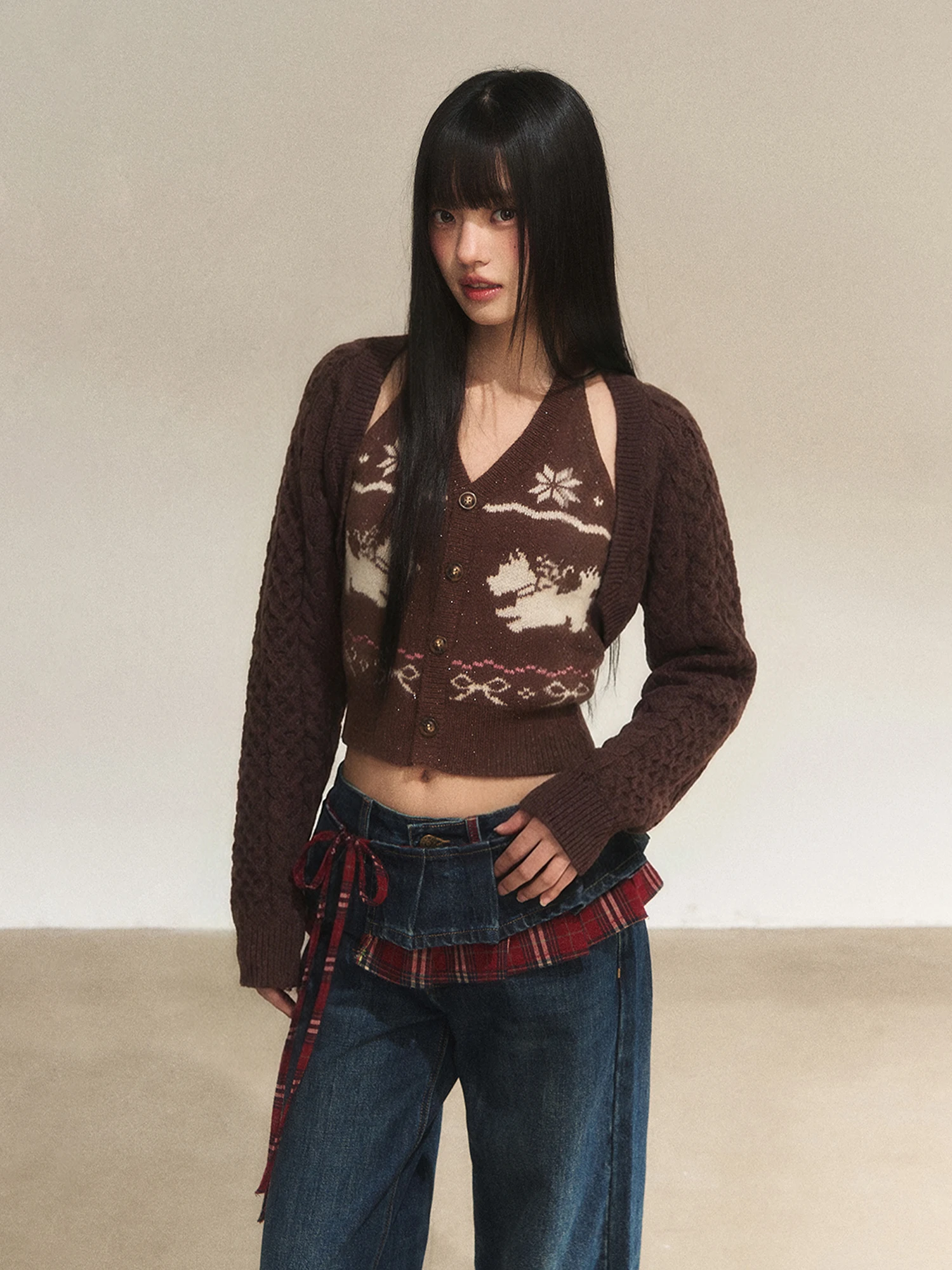 Комплект из двух предметов: вязаный кардиган и топ с узором Fair Isle от Wedhub, женский дизайнерский трикотаж с V-образным вырезом и длинными рукавами, зимний вариант.
Комплект из двух предметов: вязаный кардиган и топ с узором Fair Isle от Wedhub, женский дизайнерский трикотаж с V-образным вырезом и длинными рукавами, зимний вариант.