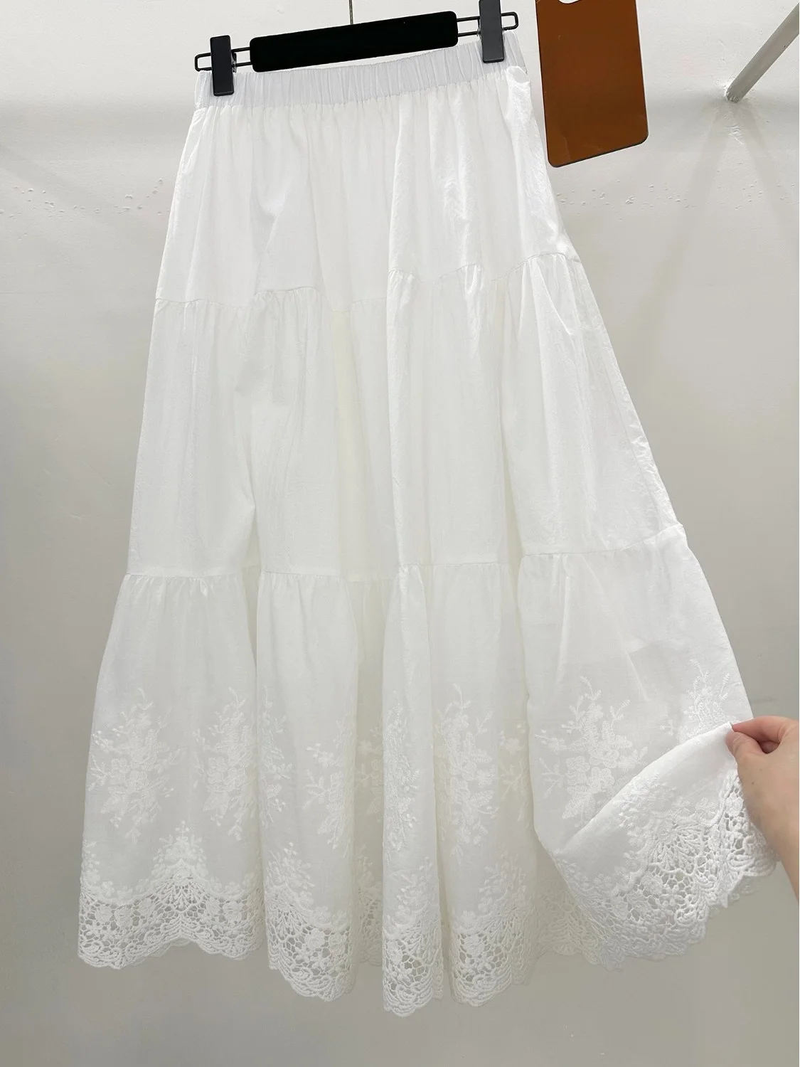Юбка А-силуэта с высокой талией, белая, с кружевной отделкой, летняя коллекция, женская модная юбка миди с эластичным поясом, утягивающая фигуру
Юбка А-силуэта с высокой талией, белая, с кружевной отделкой, летняя коллекция, женская модная юбка миди с эластичным поясом, утягивающая фигуру