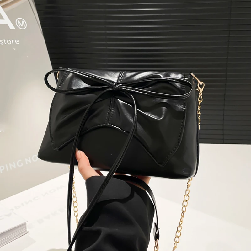 Bow Chain Shoulder Bag For Women Fashion PU Commuting Crossbody Bags Korean Black Handbags 2025 New Versatile Square Pouch
Bow Chain Shoulder Bag For Women Fashion PU Commuting Crossbody Bags Korean Black Handbags 2025 New Versatile Square Pouch