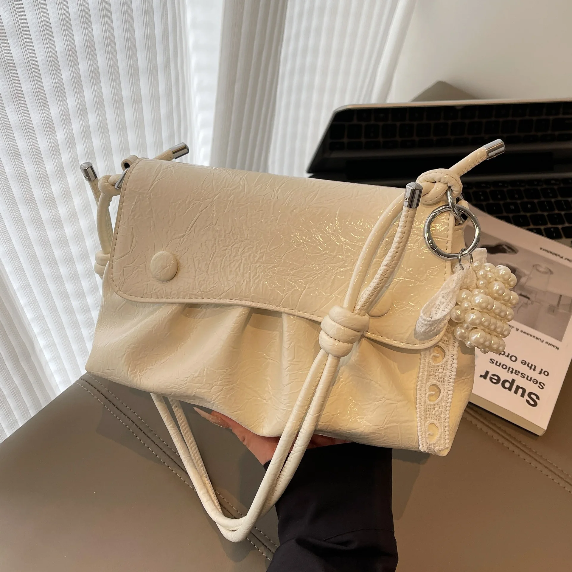 2023 Новая квадратная женская сумка с мятой текстурой, многосторонняя сумка через плечо для подмышек, повседневная мини-кошелек через плечо, компактная универсальная сумка
2023 Новая квадратная женская сумка с мятой текстурой, многосторонняя сумка через плечо для подмышек, повседневная мини-кошелек через плечо, компактная универсальная сумка