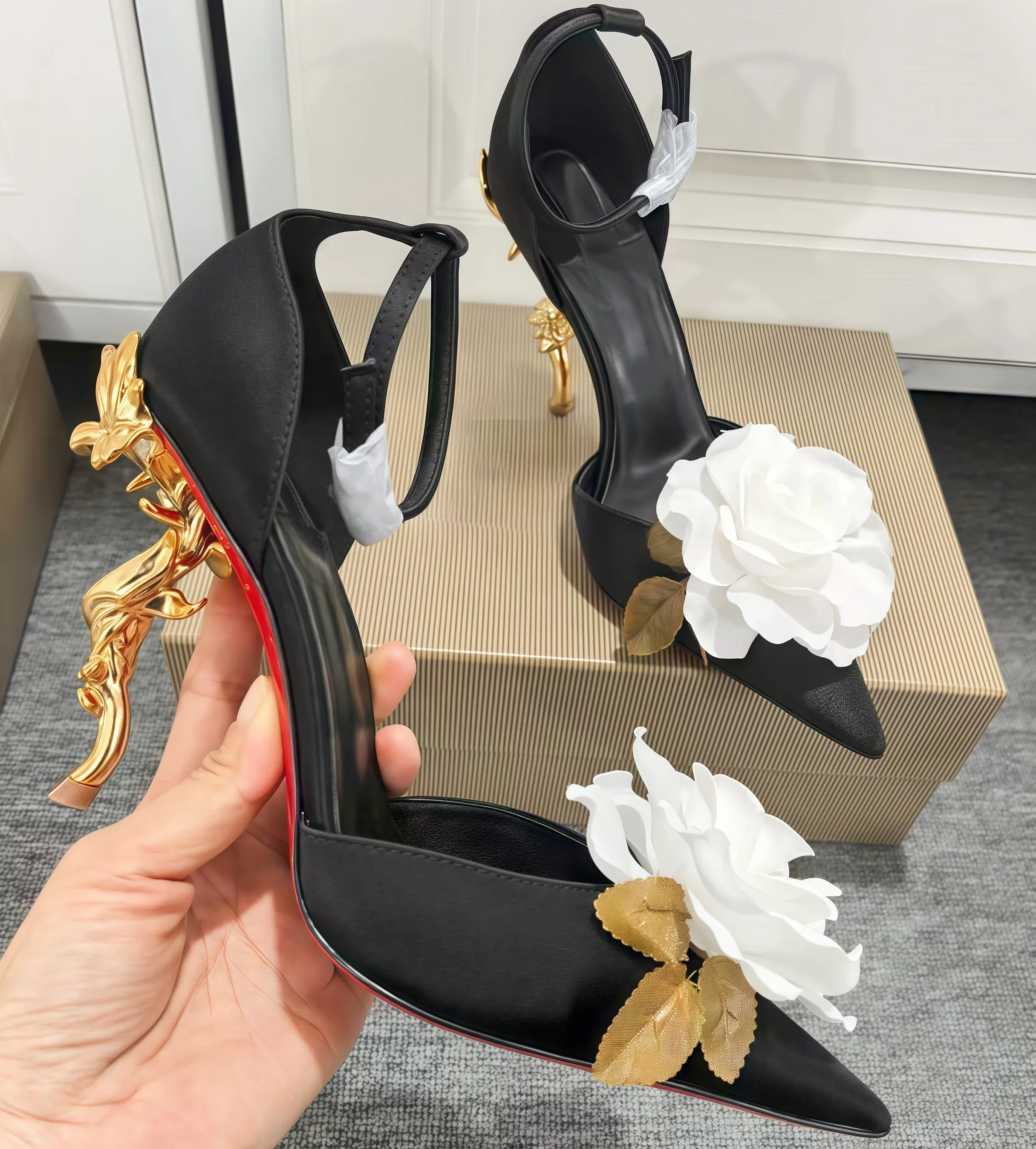 Босоножки с острым носком и красной подошвой, женские черные фланелевые туфли на высоком металлическом каблуке с необычным каблуком, элегантные женские туфли-лодочки с большим белым цветком
Босоножки с острым носком и красной подошвой, женские черные фланелевые туфли на высоком металлическом каблуке с необычным каблуком, элегантные женские туфли-лодочки с большим белым цветком