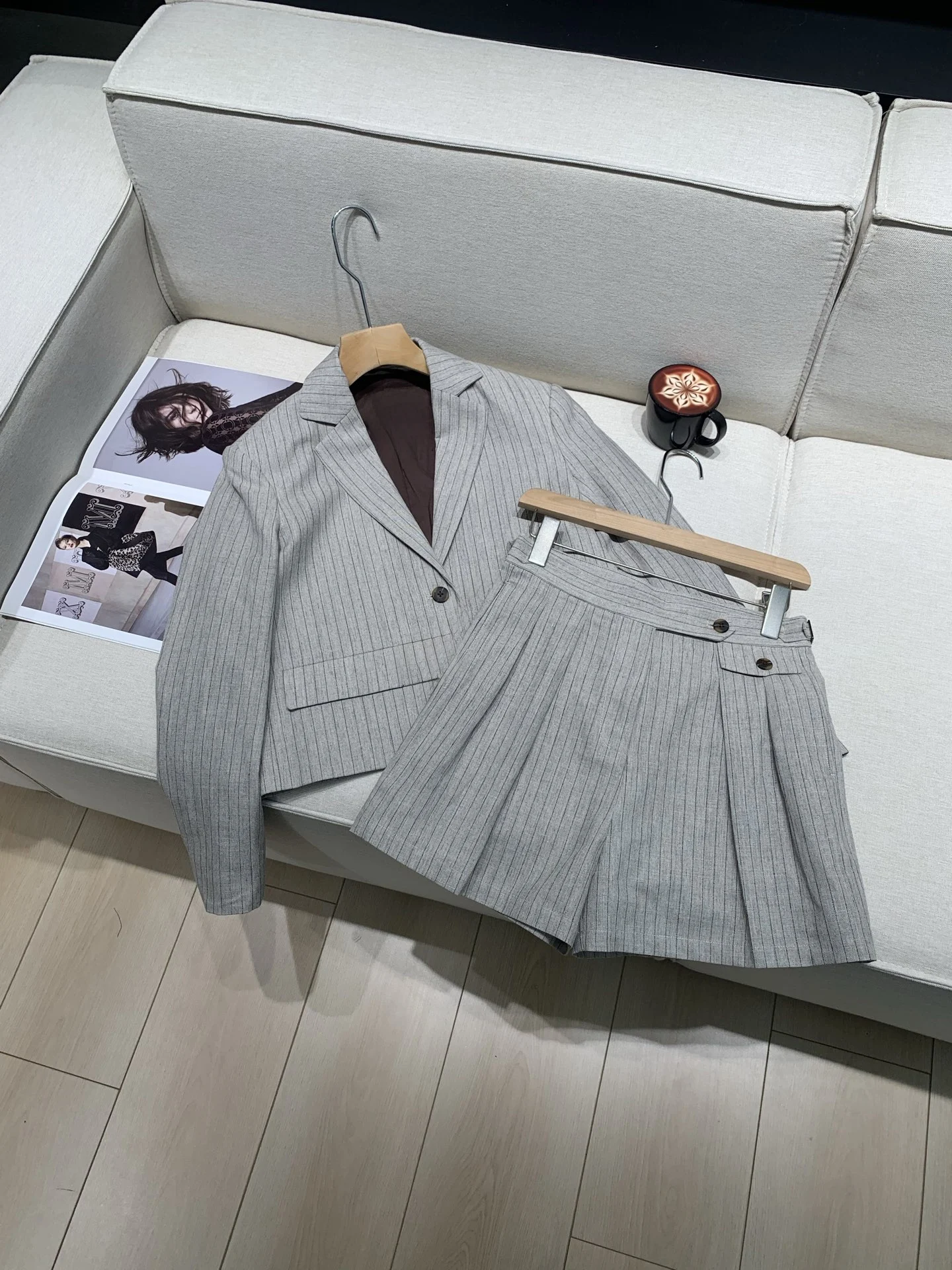 New High-Quality Beaded Decorative Striped Short Jacket + Decorative Casual Commuter Shorts For Women
New High-Quality Beaded Decorative Striped Short Jacket + Decorative Casual Commuter Shorts For Women