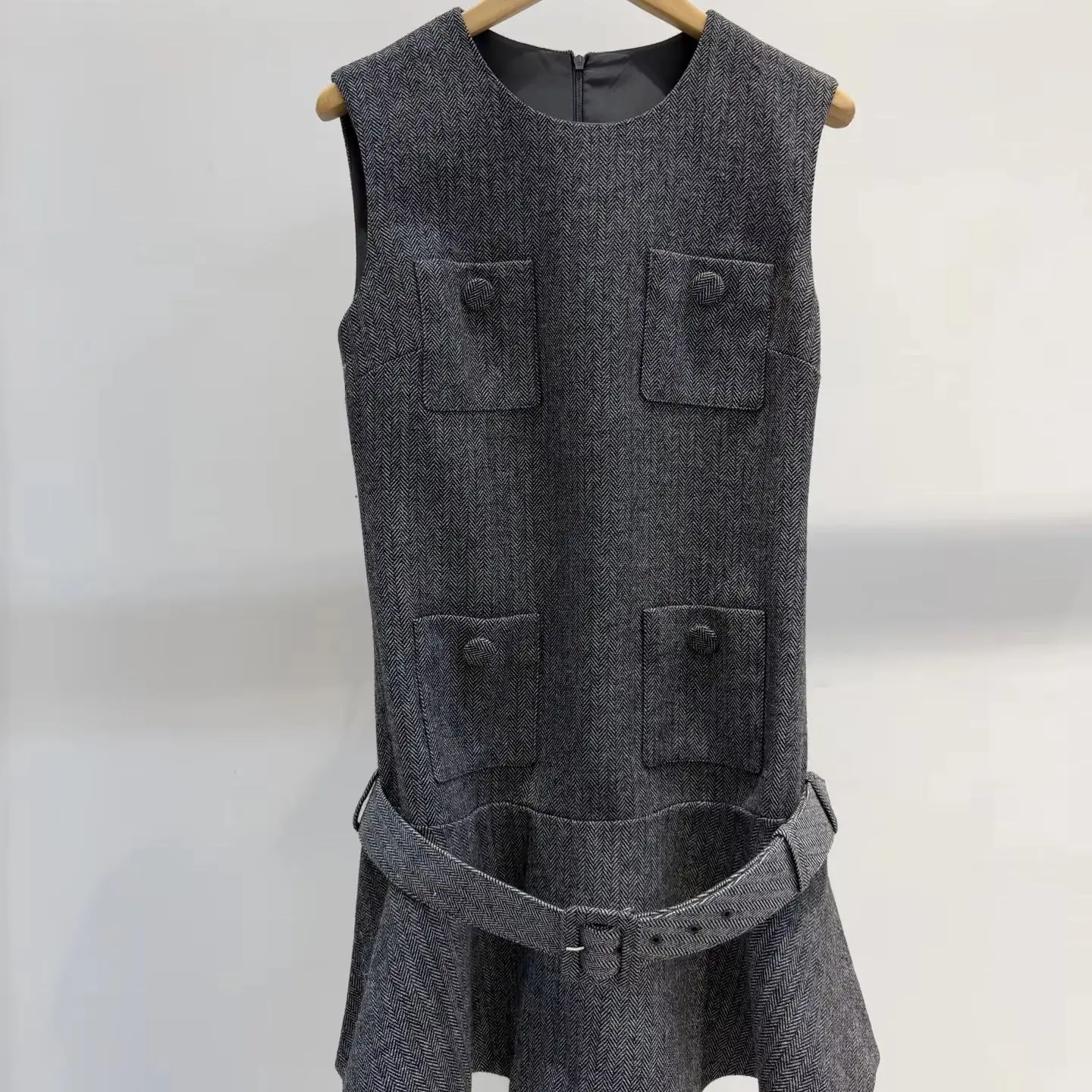 Women Wool Blend Sleeveless mini Dress Round Neck Solid Color Elegant lady Mini Vest dress with Belt
Women Wool Blend Sleeveless mini Dress Round Neck Solid Color Elegant lady Mini Vest dress with Belt