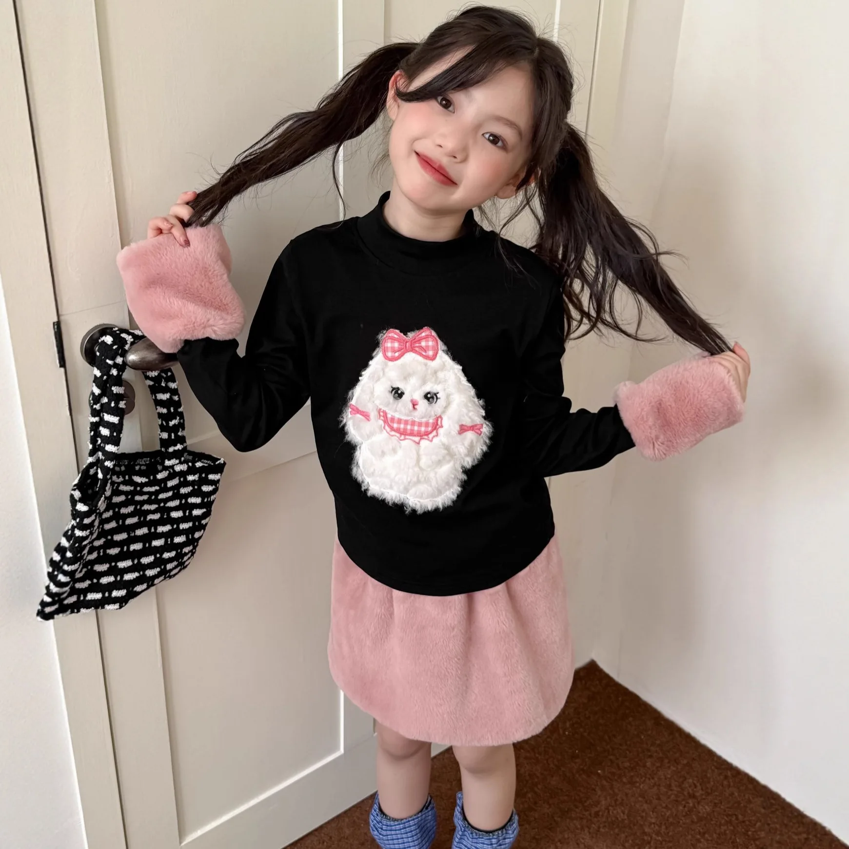 Girls Set 2025 Winter Sweet Hairy Sleeve Patch Cloth Half High Collar Bottom Coat Plush Short Skirt Set Sweet and Cute
Girls Set 2025 Winter Sweet Hairy Sleeve Patch Cloth Half High Collar Bottom Coat Plush Short Skirt Set Sweet and Cute