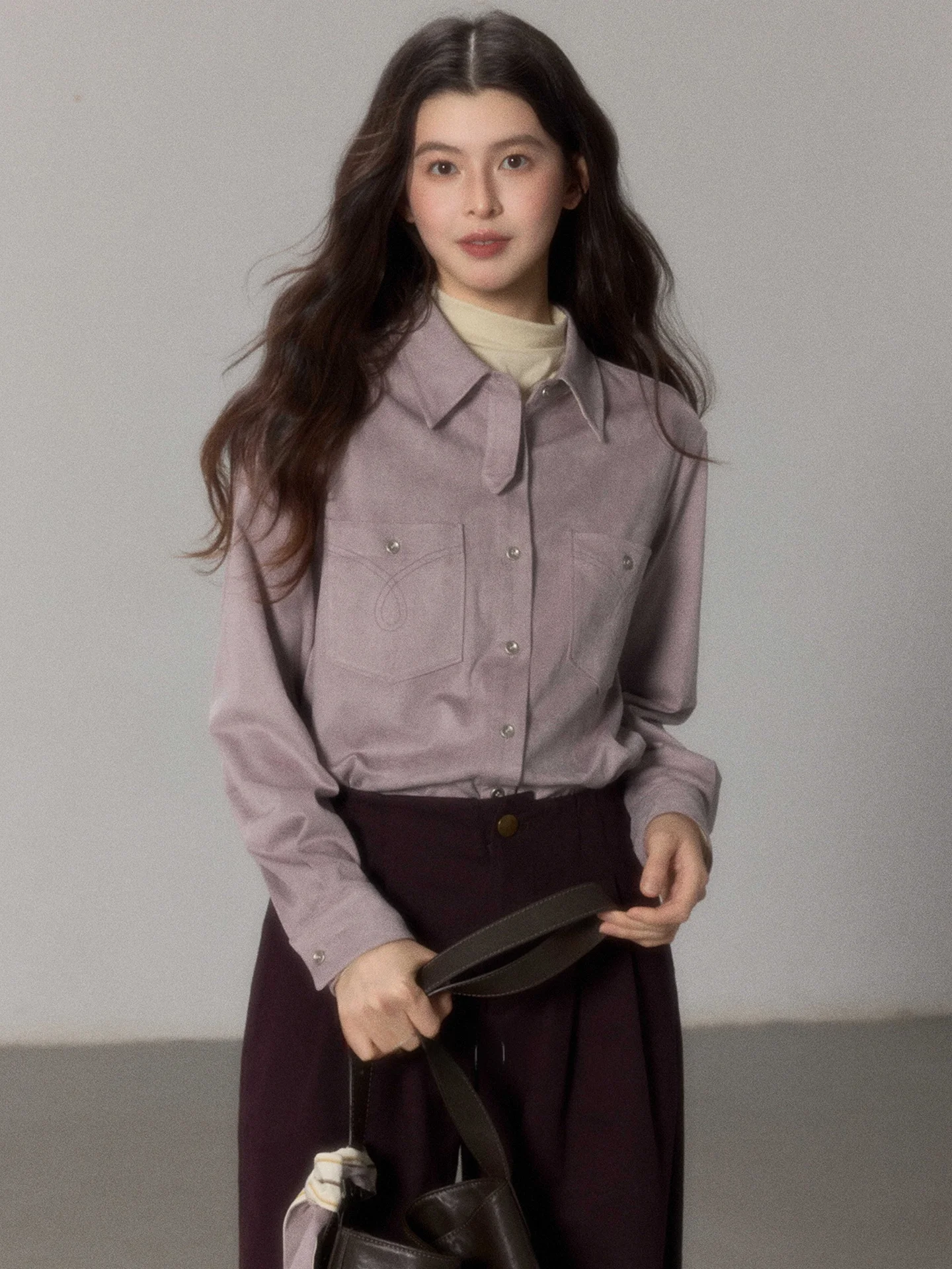 Ретро-рубашка из фиолетового бархата для женщин: зимняя, для многослойных образов, для работы, приятная к телу, дышащая, свободного кроя, на пуговицах
Ретро-рубашка из фиолетового бархата для женщин: зимняя, для многослойных образов, для работы, приятная к телу, дышащая, свободного кроя, на пуговицах