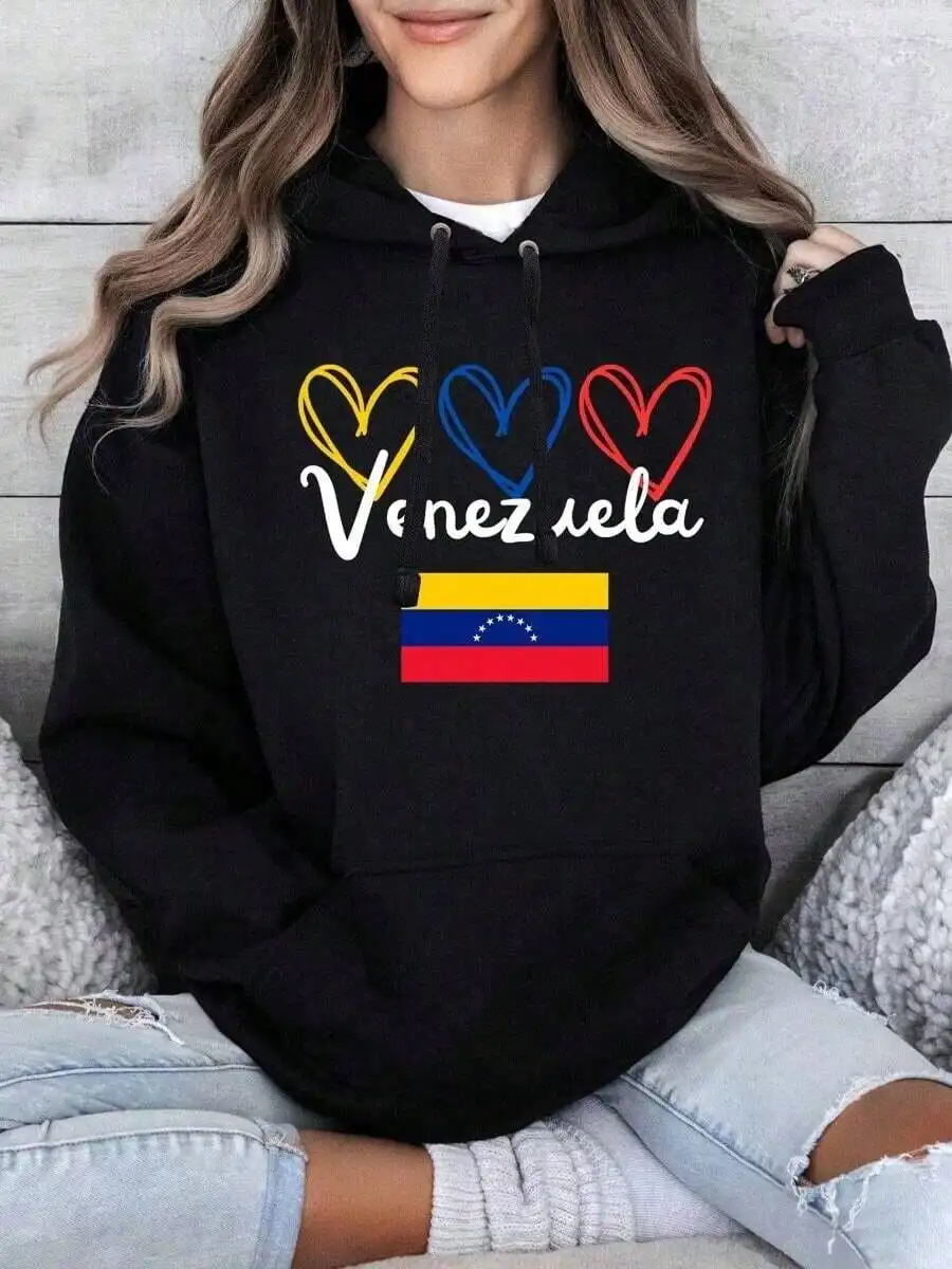 Черная толстовка оверсайз с ярким принтом в виде сердца и дизайном национального флага, унисекс, зимняя модель.
Черная толстовка оверсайз с ярким принтом в виде сердца и дизайном национального флага, унисекс, зимняя модель.