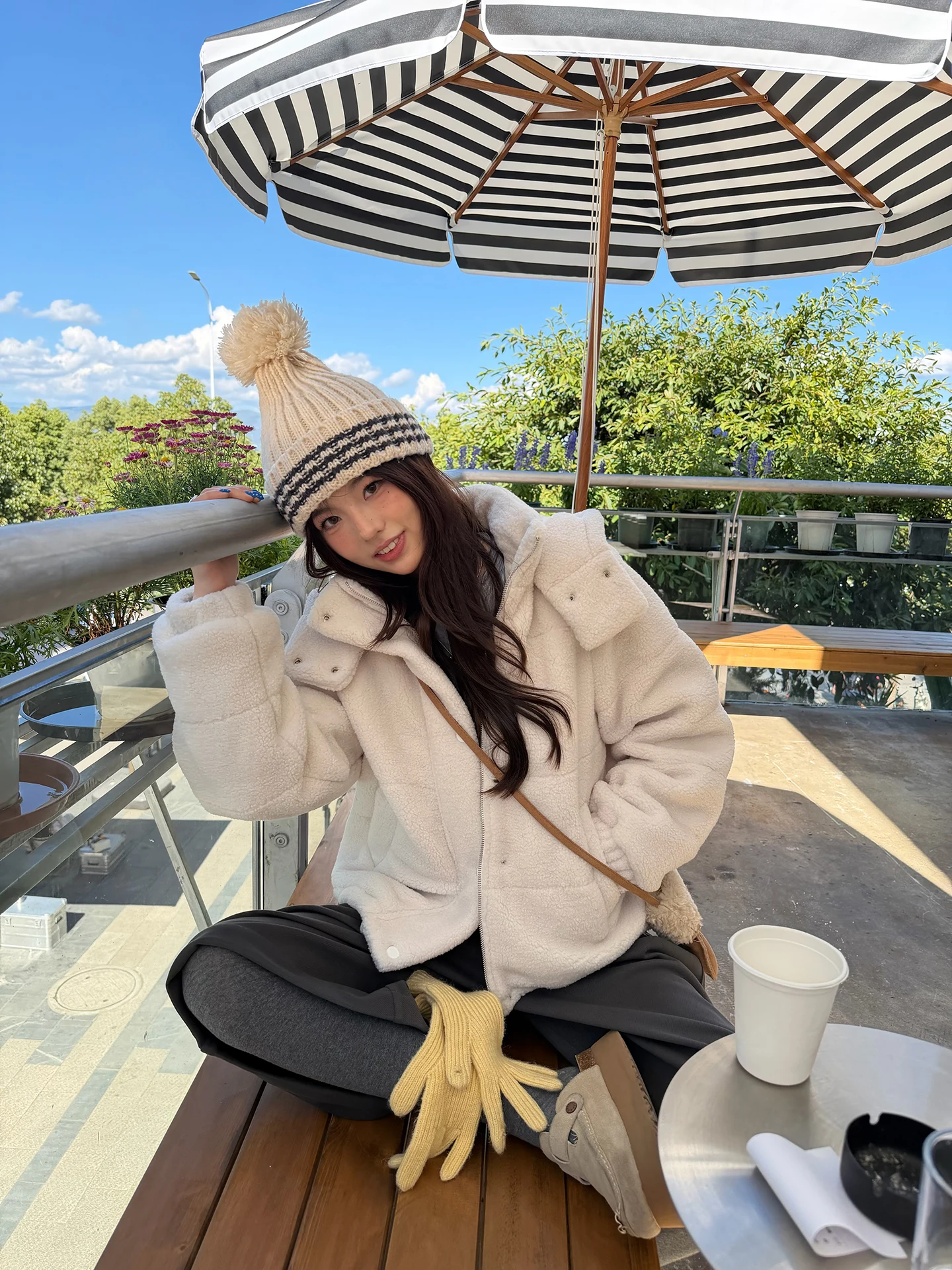 Huanghuangjia Women's Thiened Fluffy Hooded Cotton Jaet Loose Warm Outerwear Korean Sle Long Sve Zipper Closure Coat
Huanghuangjia Women's Thiened Fluffy Hooded Cotton Jaet Loose Warm Outerwear Korean Sle Long Sve Zipper Closure Coat