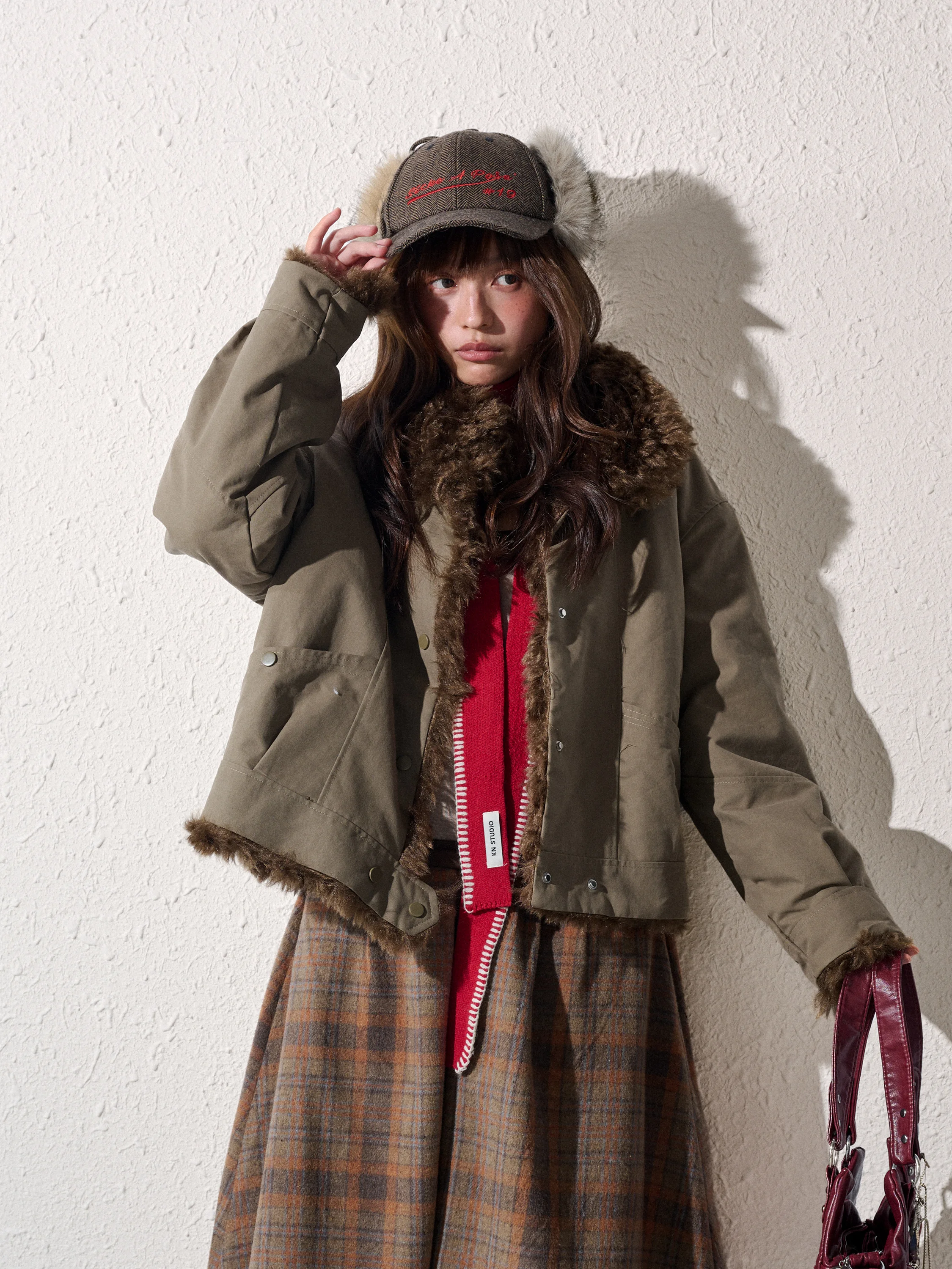 Зимняя утепленная куртка NEOTCG из овечьего меха и хлопка, свободное женское пальто с внутренней пушистой подкладкой, простой стиль для повседневной носки
Зимняя утепленная куртка NEOTCG из овечьего меха и хлопка, свободное женское пальто с внутренней пушистой подкладкой, простой стиль для повседневной носки