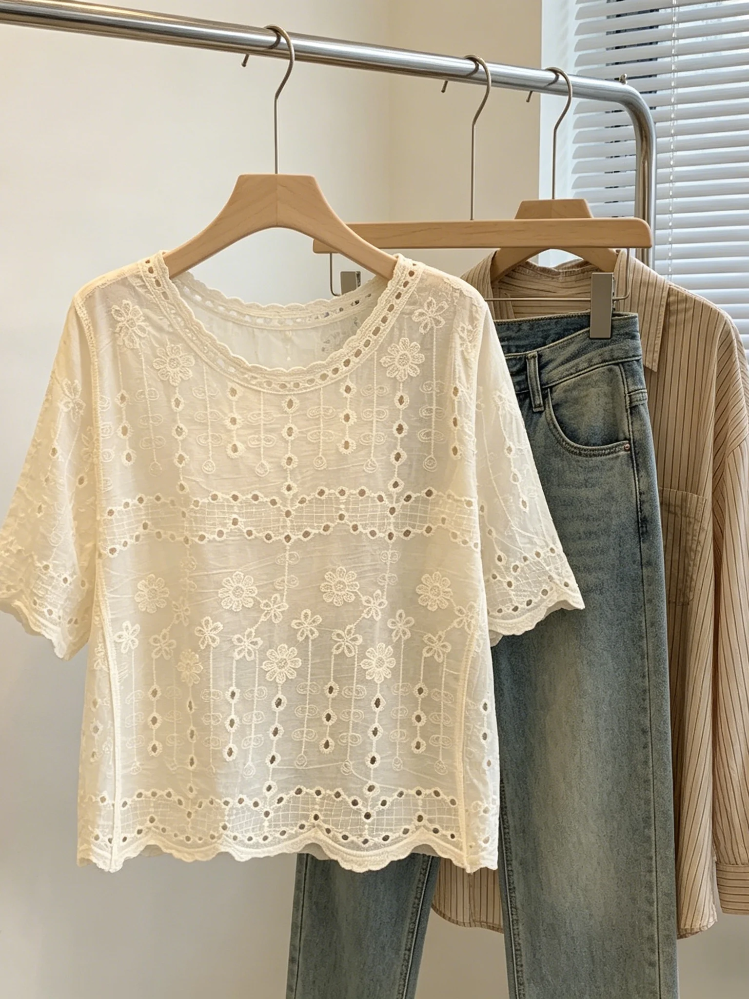 plus Size Hollow out Hook Pattern Women's Casual Short Sleeve Shirt Summer 2026 Loose Belly Covering Slimming Top
plus Size Hollow out Hook Pattern Women's Casual Short Sleeve Shirt Summer 2026 Loose Belly Covering Slimming Top
