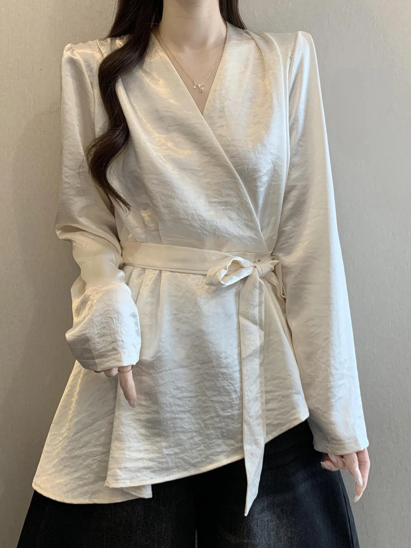 Женский асимметричный топ Ele V-Ne из ацетатного атласа больших размеров с эффектом утяжки талии, корейский стиль, длинный рукав
Женский асимметричный топ Ele V-Ne из ацетатного атласа больших размеров с эффектом утяжки талии, корейский стиль, длинный рукав