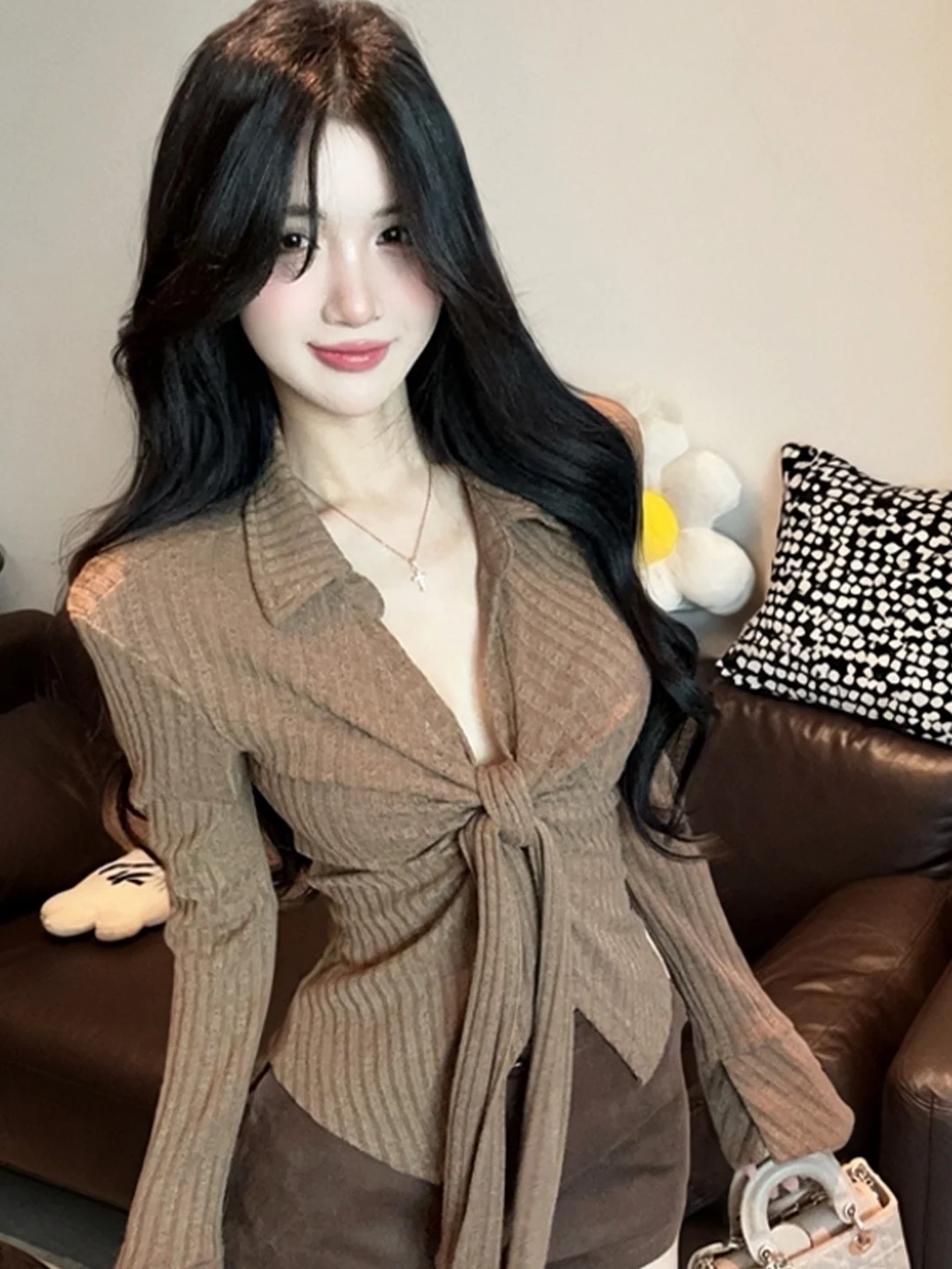 Женская модная трикотажная футболка Slim Fit с длинным рукавом, V-образным вырезом, рукавами-колокол и завязками на талии, повседневный дышащий топ для осени и зимы
Женская модная трикотажная футболка Slim Fit с длинным рукавом, V-образным вырезом, рукавами-колокол и завязками на талии, повседневный дышащий топ для осени и зимы