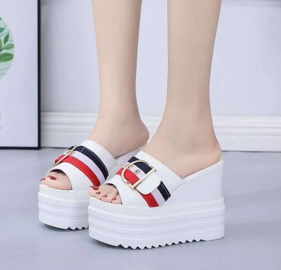  Женские тапочки на танкетке на платформе 12 см, летние модные универсальные пикантные сандалии на толстой подошве, женские шлепанцы, шлепанцы
Женские тапочки на танкетке на платформе 12 см, летние модные универсальные пикантные сандалии на толстой подошве, женские шлепанцы, шлепанцы