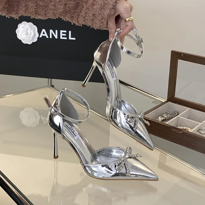ZOOKERLIN Sexy Ankle Strap Buckle Silver Women's Sandals Party Stiletto High Heel Rhinestone Bow Pointed Wedding Shoes For Women
ZOOKERLIN Sexy Ankle Strap Buckle Silver Women's Sandals Party Stiletto High Heel Rhinestone Bow Pointed Wedding Shoes For Women