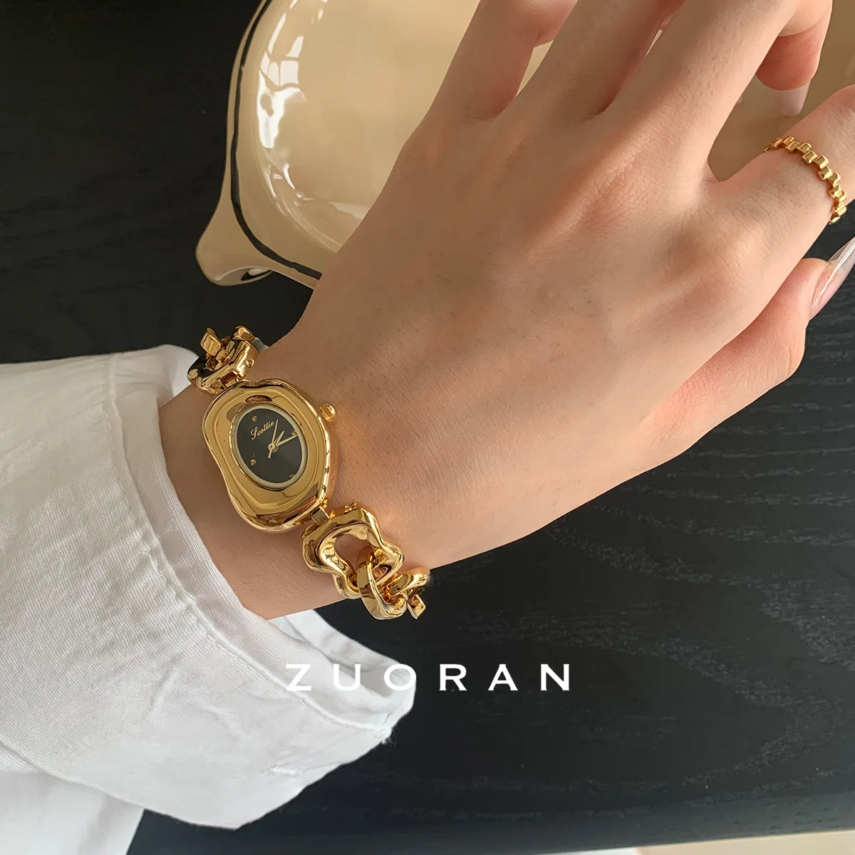 New Collection Bracelet Watch: Niche Design Luxury High-End Professional Women's Quartz Wristwatch The Perfect Gift for Women
New Collection Bracelet Watch: Niche Design Luxury High-End Professional Women's Quartz Wristwatch The Perfect Gift for Women