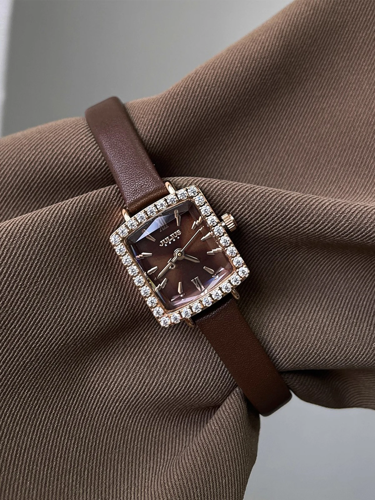 2025 New Light Luxury High-end Light Luxury Small Square Watch Women's Quartz Watch Women's Gift Women's Accessories
2025 New Light Luxury High-end Light Luxury Small Square Watch Women's Quartz Watch Women's Gift Women's Accessories