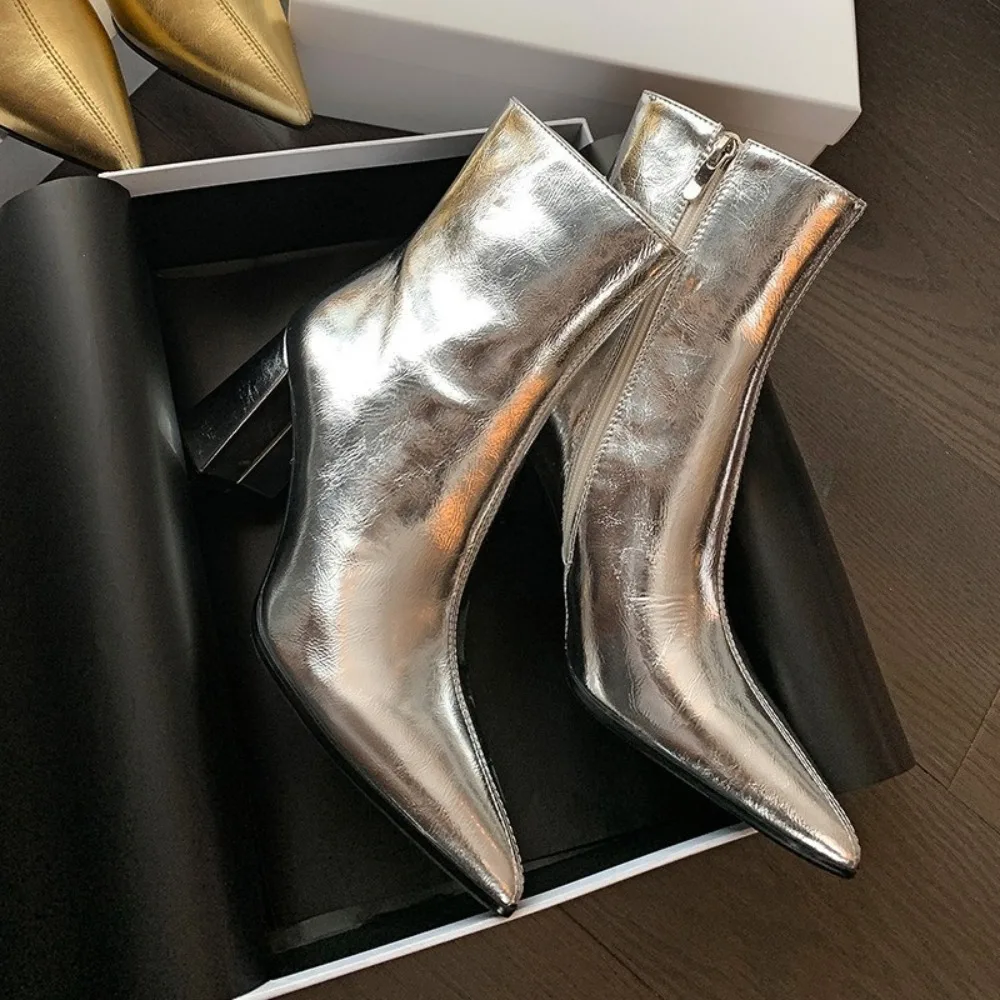 Короткие женские ботинки, осень 2022, новый стиль, однотонные женские ботинки на толстом каблуке в стиле ретро с острым вырезом и низким вырезом, модные женские тонкие ботинки на высоком каблуке 
Короткие женские ботинки, осень 2022, новый стиль, однотонные женские ботинки на толстом каблуке в стиле ретро с острым вырезом и низким вырезом, модные женские тонкие ботинки на высоком каблуке